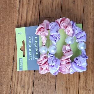 🎉5/$25🎉 4 Pearl Scrunchies